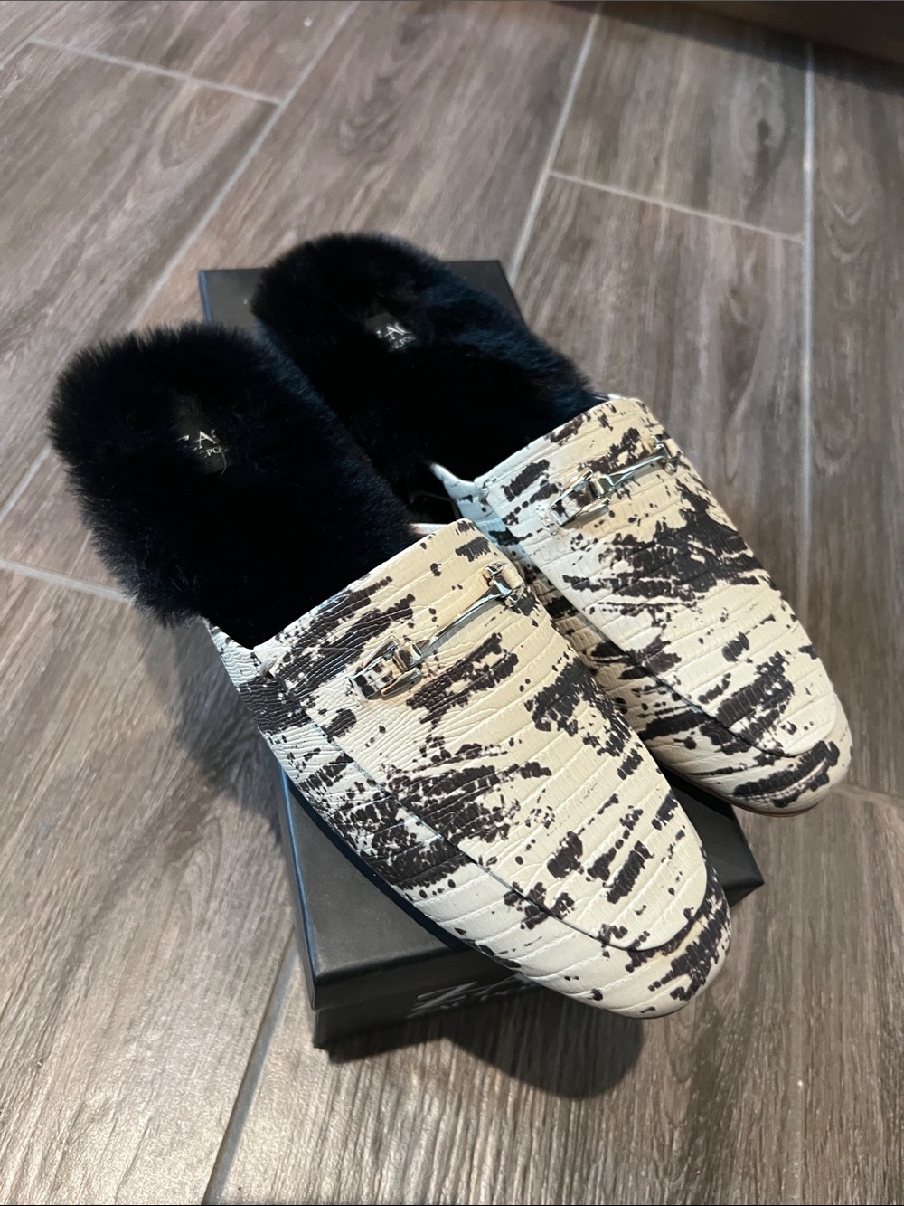 Zac NWT Black & White Patterned Fur-Lined Slip-On Loafers